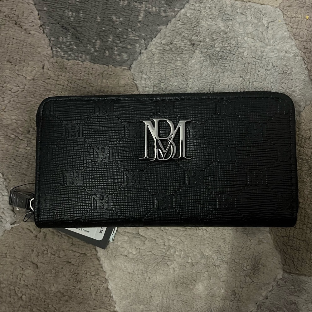 BADGLEY MISCHKA BMW
US: O/S
BLCK PURSE WITH LOGO ENGRAVING